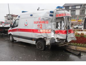 Ordu'da tır, ambulans ve minibüsün karıştığı kazada 2 kişi yaralandı