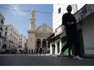 Cezayirli öğrenci ve işçilerden Buteflika'nın adaylığına tepki