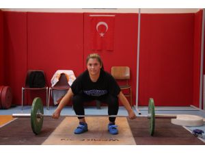 Kilisli depremzede halterci, Türkiye şampiyonluğu hedefiyle çalışıyor