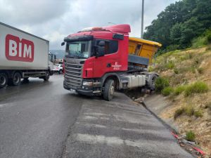 Çekmeköy'de kasası ayrılarak yola düşen kamyon, kazaya neden oldu