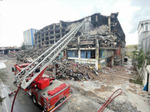 Başakşehir'de yangının 70 saatte söndürüldüğü fabrikada incelemeler sürüyor