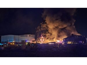 Mersin'de plastik kasa fabrikasında çıkan yangına müdahale ediliyor
