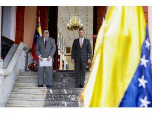 Uruguay'ın yeni Karakas Büyükelçisi, Maduro'ya güven mektubunu sundu