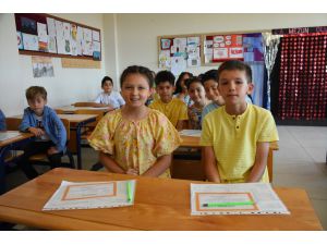 Samsun'da ikiz ve üçüz öğrenciler karne sevinci yaşadı
