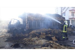 Denizli'de saman yüklü kamyon yandı