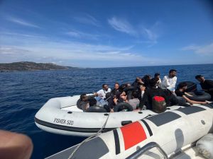 Çanakkale açıklarında 18 düzensiz göçmen yakalandı