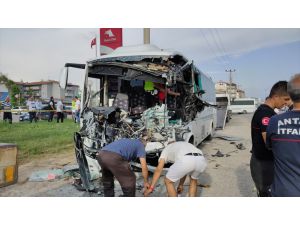 Antalya'da park halindeki tıra çarpan tur minibüsünün sürücüsü öldü, 5 kişi yaralandı