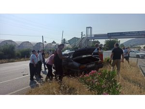 Antalya'da otomobilin refüje çarpması sonucu 4 kişi yaralandı