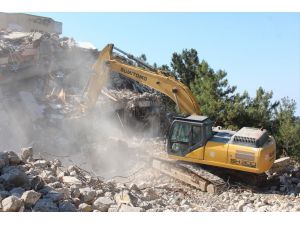 Hatay Belen'de ağır hasarlı binaların yıkımına başlandı