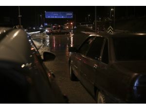 Ankara-Konya kara yolu sağanak nedeniyle Bala ayrımında ulaşıma kapandı