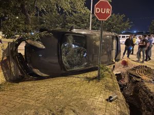 Elazığ'da devrilen otomobildeki 2 kişi yaralandı