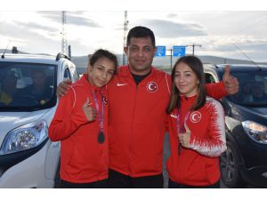 Afyonkarahisar'da belde halkı kadın güreşçilerin "gümüş madalyaları"nı kutladı