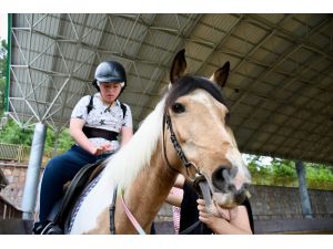 Özel gereksinimli öğrenciler, atlı eğitimle sosyal ve fiziksel becerilerini geliştiriyor