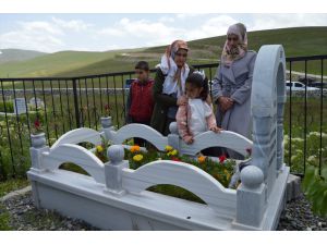 Erzurum'da terör örgütü PKK'nın dört yıl önce katlettiği amca ile yeğeni mezarları başında anıldı