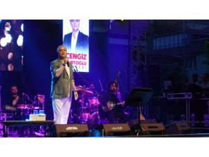 Cengiz Kurtoğlu, Babalar Günü'nde Bahçelievler'de konser verdi