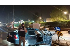 Kocaeli'de bariyerlere saplanan otomobildeki 1 kişi öldü, 1 kişi yaralandı