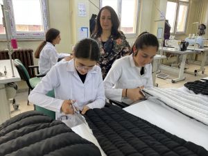 Öğrenciler tatilde uyku tulumu ve battaniye üretip para kazanıyor