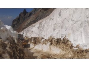 Hakkari'de ekipler kar nedeniyle kapalı olan üs bölgesi yolunu açtı