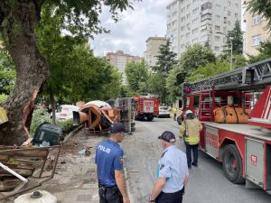 Kadıköy'de park halindeki araçların üzerine devrilen beton mikserinin sürücüsü yaralandı