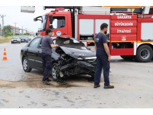 Sakarya'da iki otomobilin çarpıştığı kazada 5 kişi yaralandı
