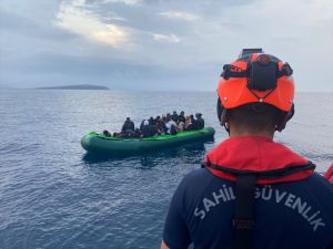 İzmir açıklarında 52 düzensiz göçmen yakalandı, 13 düzensiz göçmen kurtarıldı