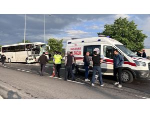 Kütahya'da işçileri taşıyan iki otobüsün karıştığı kazada 11 kişi yaralandı