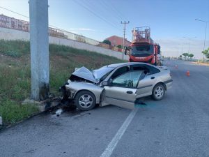 Kırıkkale'de direğe çarpan otomobildeki 1 kişi öldü, 1 kişi yaralandı