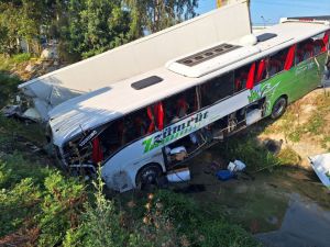 GÜNCELLEME - Mersin'de yolcu otobüsü kamyonla çarpıştı, 2 kişi öldü, 27 kişi yaralandı