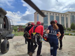 Tunceli'de kalp krizi geçiren çoban, askeri helikopterle hastaneye yetiştirildi