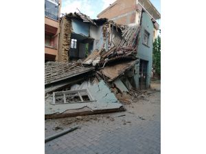 Malatya'da ağır hasarlı 2 katlı evin bir kısmı çöktü