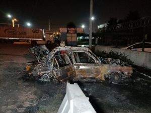 Kocaeli'de bir sürücü yanan otomobilini bırakıp kaçtı