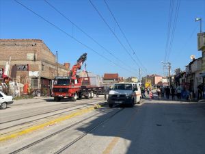 Eskişehir'de tramvay hattındaki direğe çarpan otomobildeki 2 kişi yaralandı