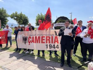 İzmir'de Yunanistan Konsolosluğuna siyah çelenk bırakıldı