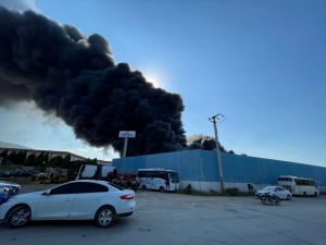 Manisa'da bir fabrikada çıkan yangına müdahale ediliyor