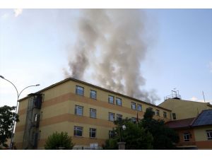 Muş'ta okulun çatısında çıkan yangın söndürüldü