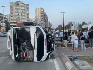 Adana'da minibüsün devrilmesi sonucu 3 kişi yaralandı
