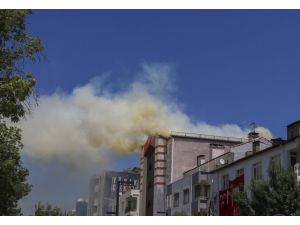 Uşak'ta iş merkezinin çatısında çıkan yangın söndürüldü