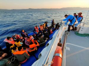 Çanakkale açıklarında 43 düzensiz göçmen yakalandı