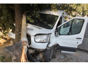 Hatay'da freni arızalanan kamyonun çarptığı minibüsteki 3 asker yaralandı