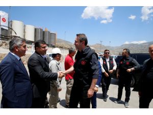 Bakan Bayraktar, Şırnak'ta petrol sahasını havadan inceledi