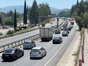 Ege'de turizm merkezleri bağlantı yollarında trafik yoğunluğu sürüyor