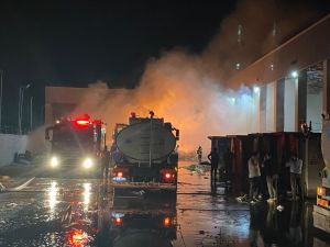 Tekirdağ'da geri dönüşüm fabrikasının bahçesinde çıkan yangın söndürüldü
