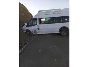 Diyarbakır'da yolcu minibüsünün menfeze çarptığı kazada 9 kişi yaralandı