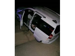 Kırıkkale'de hafif ticari araçla otomobilin çarpışması sonucu 7 kişi yaralandı