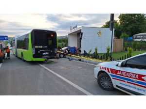 Kocaeli'de belediye otobüsüyle çarpışan otomobilde 3 kişi öldü, 3 kişi yaralandı