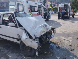 Amasya'da yolcu midibüsü ile otomobilin çarpıştığı kazada 5 kişi yaralandı