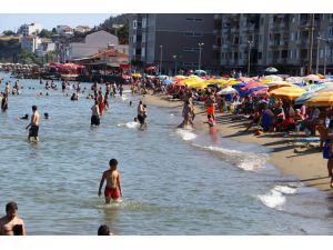 Tekirdağ'da güneşli havayı fırsat bilen tatilciler sahilleri doldurdu