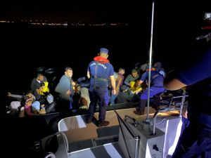 İzmir'de 25 düzensiz göçmen kurtarıldı, 31 göçmen yakalandı