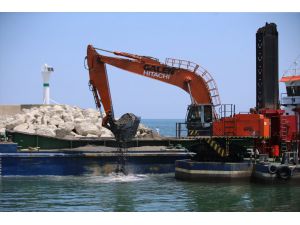 Kıyıköy Limanı'nda kum adacıklarının temizlenmesine devam ediliyor