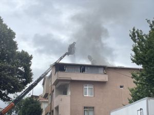 Ümraniye'de çatı katında çıkan yangına müdahale eden itfaiye ekipleri bir kadın ile bebeği kurtardı